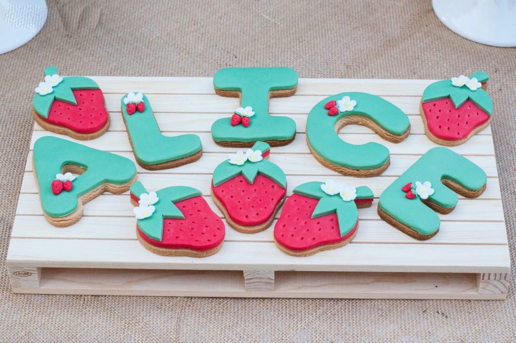 biscotti in pasta di zucchero a forma di fragole